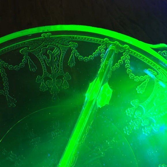 Vintage Anchor Hocking Cameo 3 section green uranium glass trinket/relish dish - Picture 4 of 9